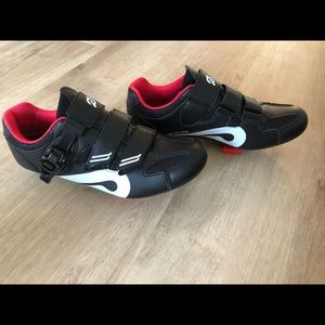 Like New Peloton Cycling Shoes Size 41 with clips